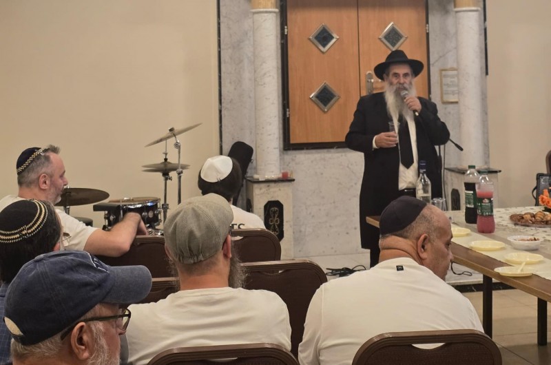 חמישה עשר באב: אירוע קהילתי מושקע במושב מנחמיה, בהפקת השליח לאיזור הרב דוד ועקנין ומשפחתו. על התוכן הרוחני והמוזיקה הופקד הזמר והגיטריסט החב