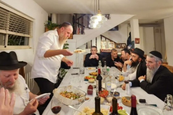 הבעל מנגן החסידי אברהם פריד בהתוועדות חסידית בביתו של איש המוזיקה החב