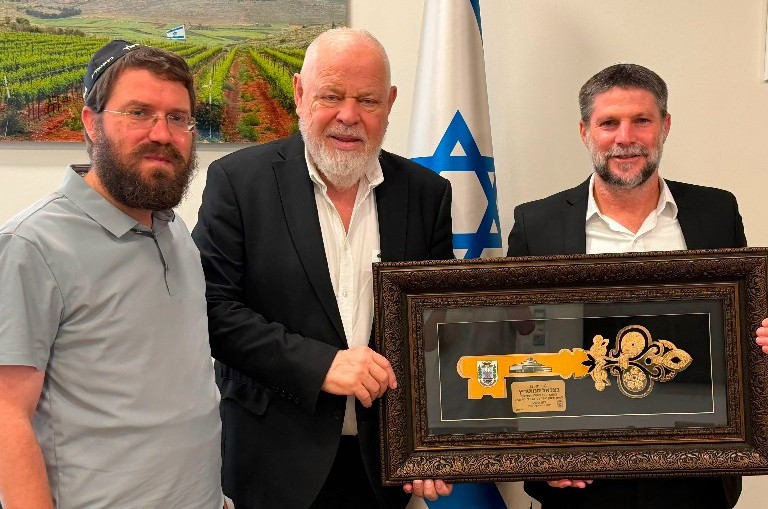 על תמיכתו הכלכלית בפיתוח העיר: חבר המועצה החב