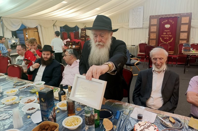 כתב יד נדיר של הרבי הוענק לשליח מלונדון ביום הולדתו