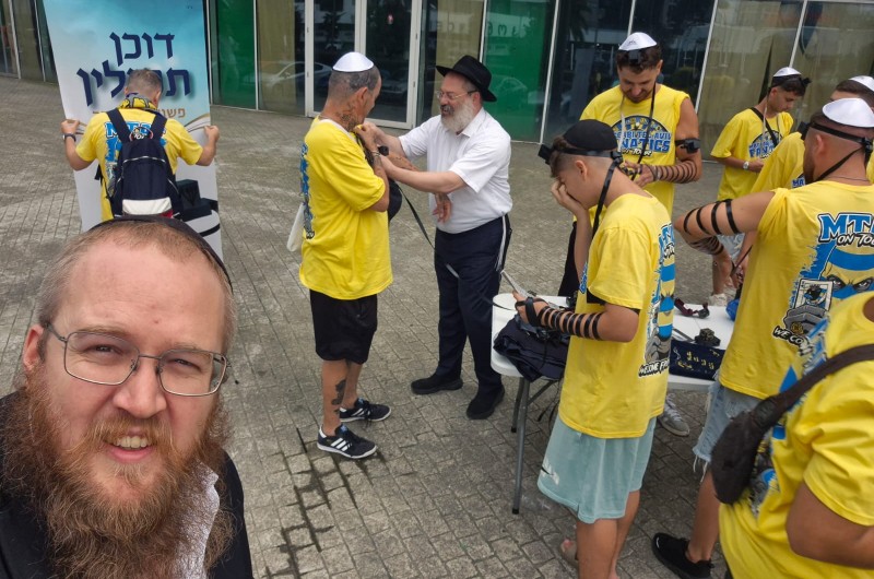 קידוש השם בבטומי: שליח הרבי, הרב זאבי מנדלזון, מניח תפילין לאוהדי קבוצת הכדורגל 'מכבי תל אביב' המארחת את משחקיה בבטומי, גאורגיה