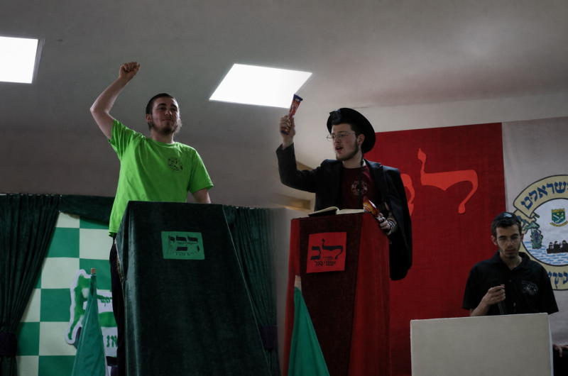החיילים ב'גן ישראל ארץ הקודש' פתחו במלחמת התקשרות