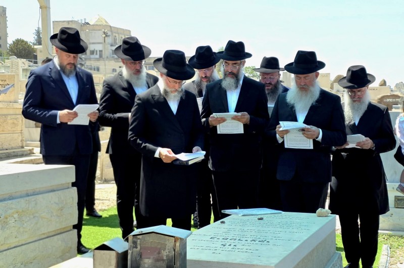 עליה לקבר ליום היארצייט של רבה הבלתי נשכח של צפת והגליל העליון שליח הרבי הגה''ח הרב לוי ביסטריצקי ע''ה, בהשתתפות בניו הרבנים הנכבדים, ראש העיר, יו''ר המועצה הדתית ונכבדי העיר צפת