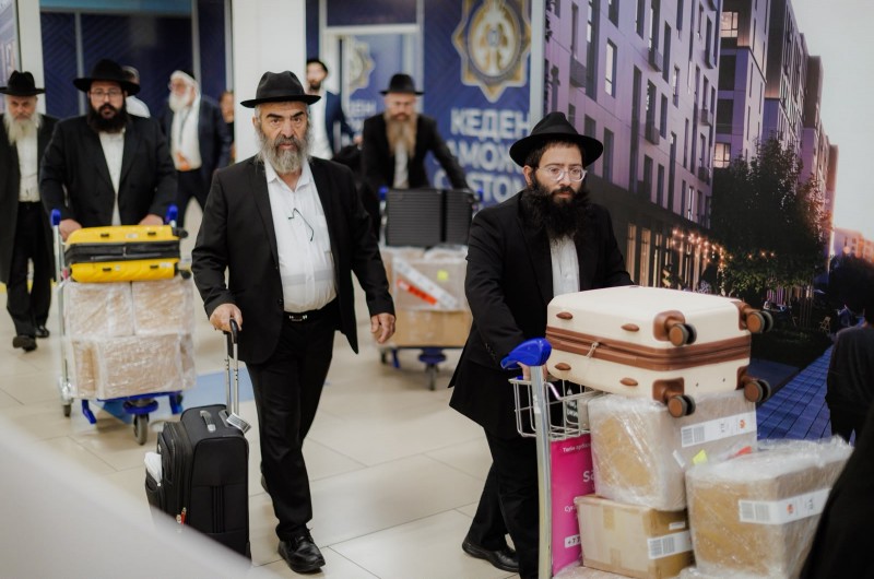 האורחים נחתו בקזחסטאן ונסעו באוטובוסים ממוזגים למלון