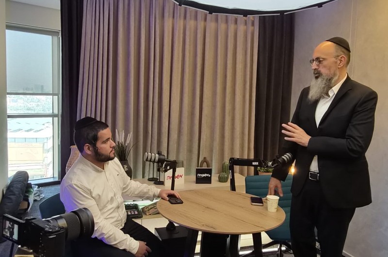בהמשך ניחשף על מה שוחחו: איש התקשורת החב