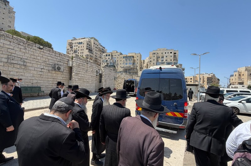 הלוויתו של הרה״ח ר׳ יעקב ברונפמן ע״ה, מחשובי וויתקי המתפללים והלומדים בבית הכנסת חב״ד ליובאוויטש בשכונת רמת שלמה בירושלים
