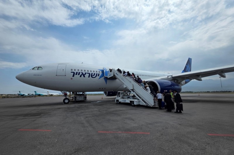 צאתכם לשלום: לאחר 24 שעות של לימוד התוועדויות, ורגעים מרוממים על ציונו הקדוש של רבי לוי יצחק באלמא אטא, עלו ראשי הכוללים של 'תפארת זקנים' למטוס בדרכם חזרה לארץ. כבר ביום רביעי יתכנסו שוב בבנייני האומה למעמד השנתי האדיר של רשת תפארת זקנים לוי יצחק.