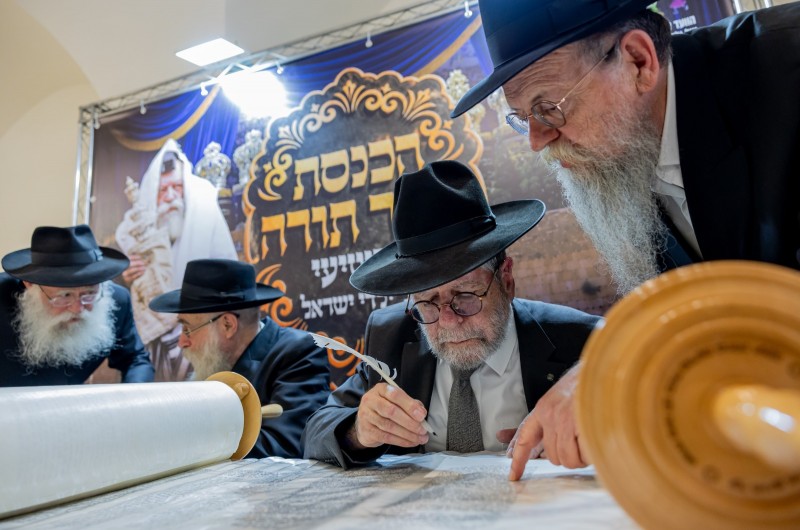 לאחר 3 שנים של רישום ילדי ישראל לספר התורה התשיעי, התקיים מעמד מרגש של סיום והכנסת ספר התורה בבית הכנסת צמח צדק בעיר העתיקה בירושלים. צפו בגלריה ראשונית | קרדיט: חיים טוויטו
