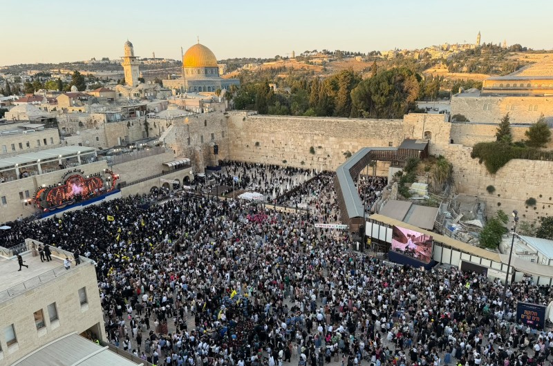 ממבט על: המוני חסידי חב