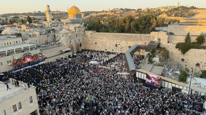 ממבט על: המוני חסידי חב