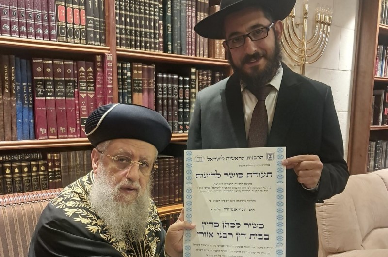 בתום השקעה של שנות לימוד: רב בית הכנסת 