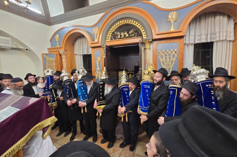 יצאו לקראתו: רגע לפני שהוכנס להיכל, שמונת ספרי התורה הקודמים שנכתבו לזכות ילדי ישראל - מקבלים את ספר התורה ה-9 בירושלים