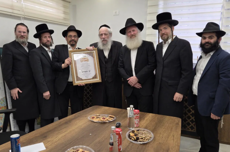 עיריית בני ברק הצדיעה לארגון 'יד לאחים' לרגל 75 שנות פעילות ומסירות נפש. ראש העיר חנוך זייברט העניק תעודת הוקרה מיוחדת לרב שמואל ליפשיץ ולהנהלת הארגון אשר פועל מהעיר מאז היווסדו