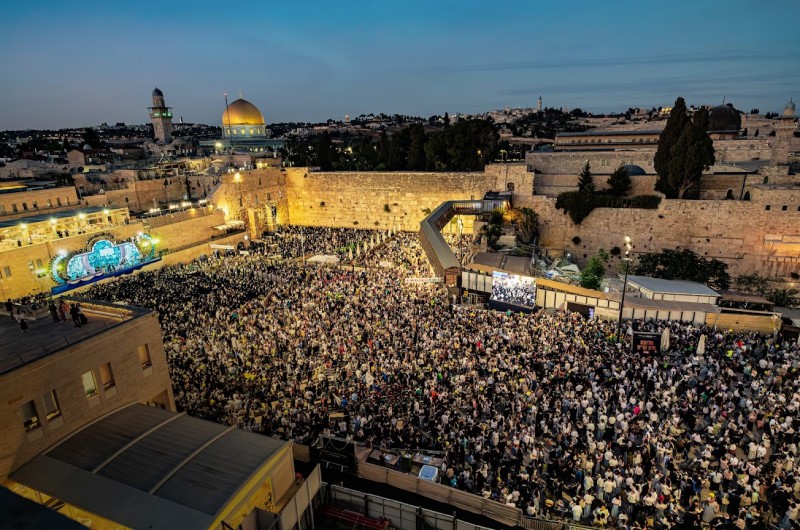 לעיני רבבות הוכנס ספר התורה התשיעי לילדי ישראל