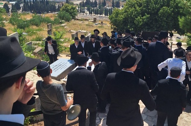 תלמידי ישיבת הקיץ 'צעירי ליובאווויטש', כמיטב המסורת, בציון אחיו של הרבי בצפת לרגל כ' אב, כהוראת הרבי. התמימים עלו ב-6 סבבים כדי שלא יהיה דוחס, והמשיכו לישיבת 'אהל מנחם מענדל' בעיר