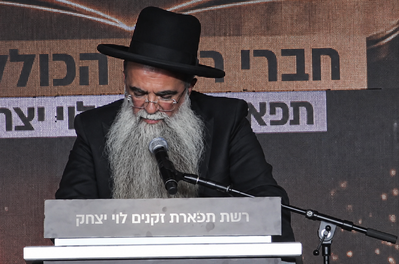   רגע נדיר: מעל 2,000 בני הגיל השלישי, הלומדים ברשת תפארת זקנים לוי יצחק, סיימו יחד מסכת במהלך אירוע ההוקרה של הרשת. מדובר באחד ממעמדי סיום המסכת הגדולים שנערכו אי פעם. את הסיום ערך ראש הכולל בחריש ורב העיר, הרב אשר זיגדון שליט”א.  