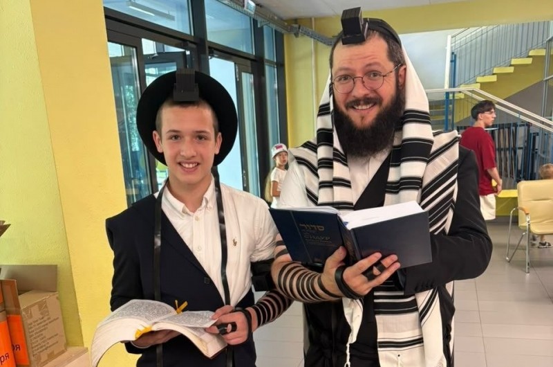 מזל טוב: חודשיים טרם הבר-מצווה, התקיימה הנחת התפילין הראשונה לבן רב העיר אסטרחן ושליח הרבי - הרב ישראל מלמד, בקעמפ 'גן ישראל' בעיר יקטרינבורג שברוסיה