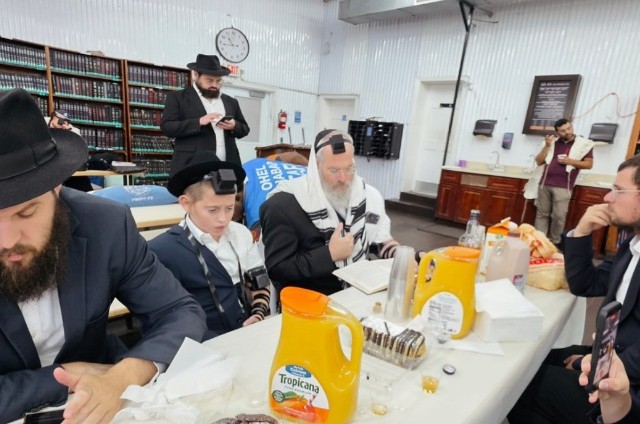 חגיגת תחילת הנחת תפילין לתמים לוי יצחק גוראריה בבית אוהל חב