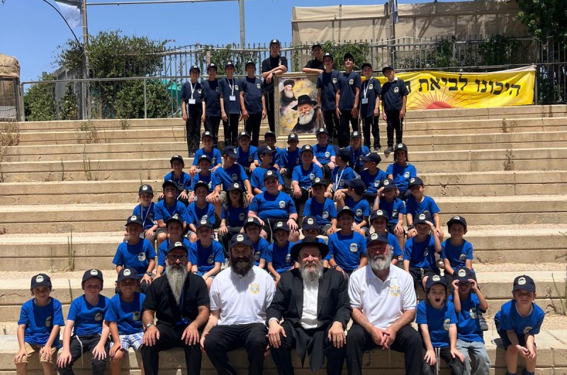 חיילי ומפקדי גן ישראל בערד התיישבו לתמונה קבוצתית יחד עם רב הקהילה וחבר בין דין רבני חב