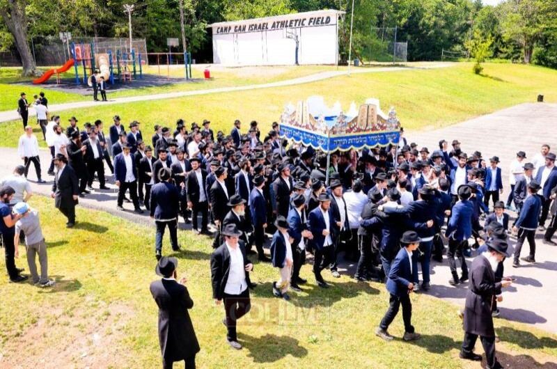 70 שנה לגן ישראל: ספר תורה חדש הוכנס למחנה בפארקסוויל