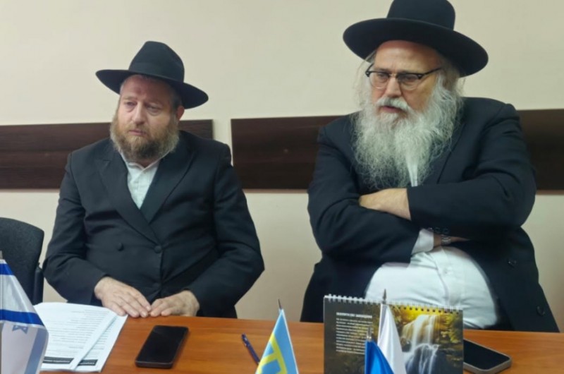 שליח הרבי בוויניצה מסייע להמונים להגיע לאומן בראש השנה