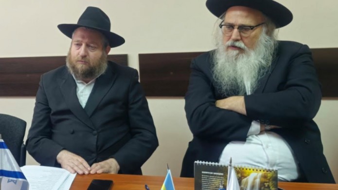 שליח הרבי בוויניצה מסייע להמונים להגיע לאומן בראש השנה