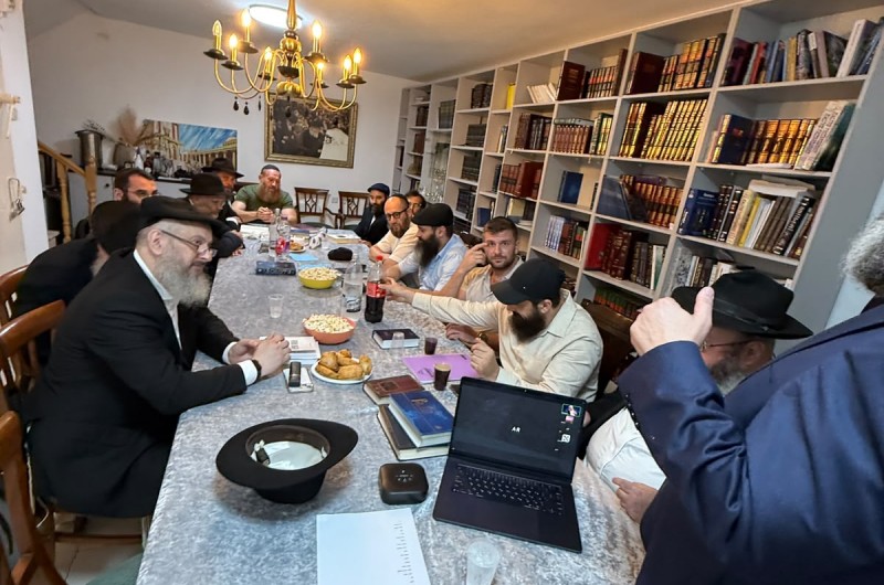 בראשון לציון: קבוצת אברכים דוברי רוסית במבחן הסמיכה