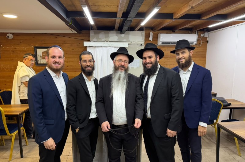 אחווה וסיעור מוחות: השלוחים באמירויות התוועדו בטביליסי