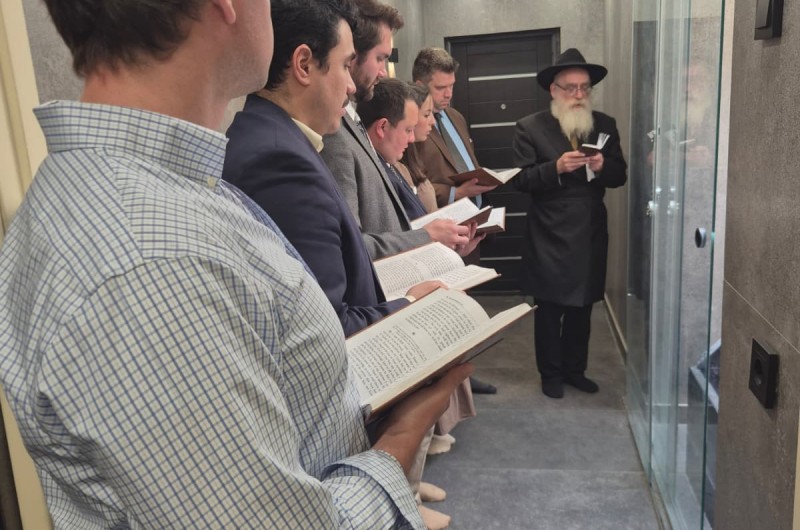 משלחת דו־מפלגתית מארה״ב ביקרה במרכז חב״ד באלמטי