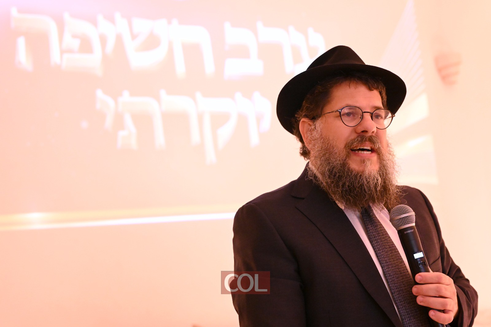 Rabbi Shneur Ashkenazi addresses the gathering