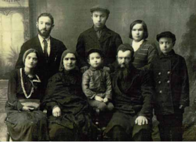 בני משפחתה של מרת בת־שבע רובינשטיין־אלטהויז לצד קברה