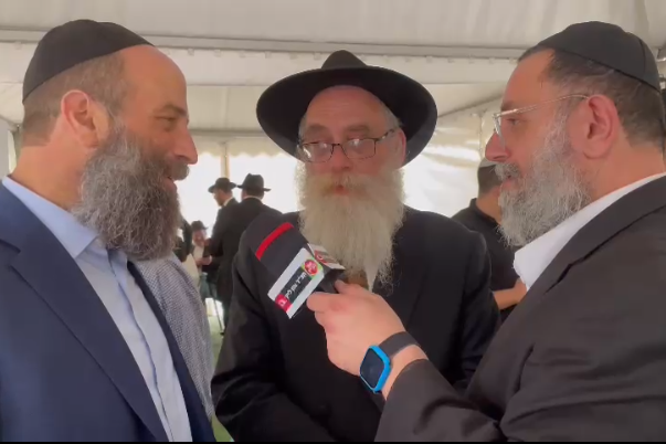 ר׳ אבי שאולזון משמאל בראיון ל־COL