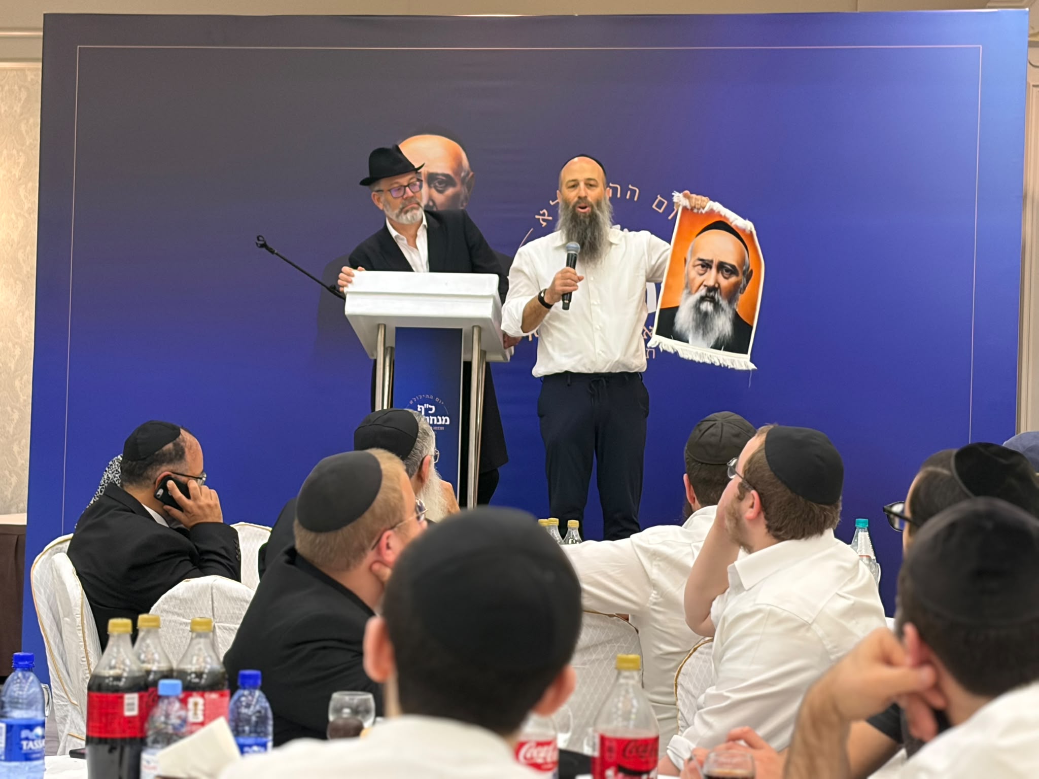 ר׳ אבי שאולזון מציג את השטיח שנארג באיראן לכבוד רבי לוי יצחק