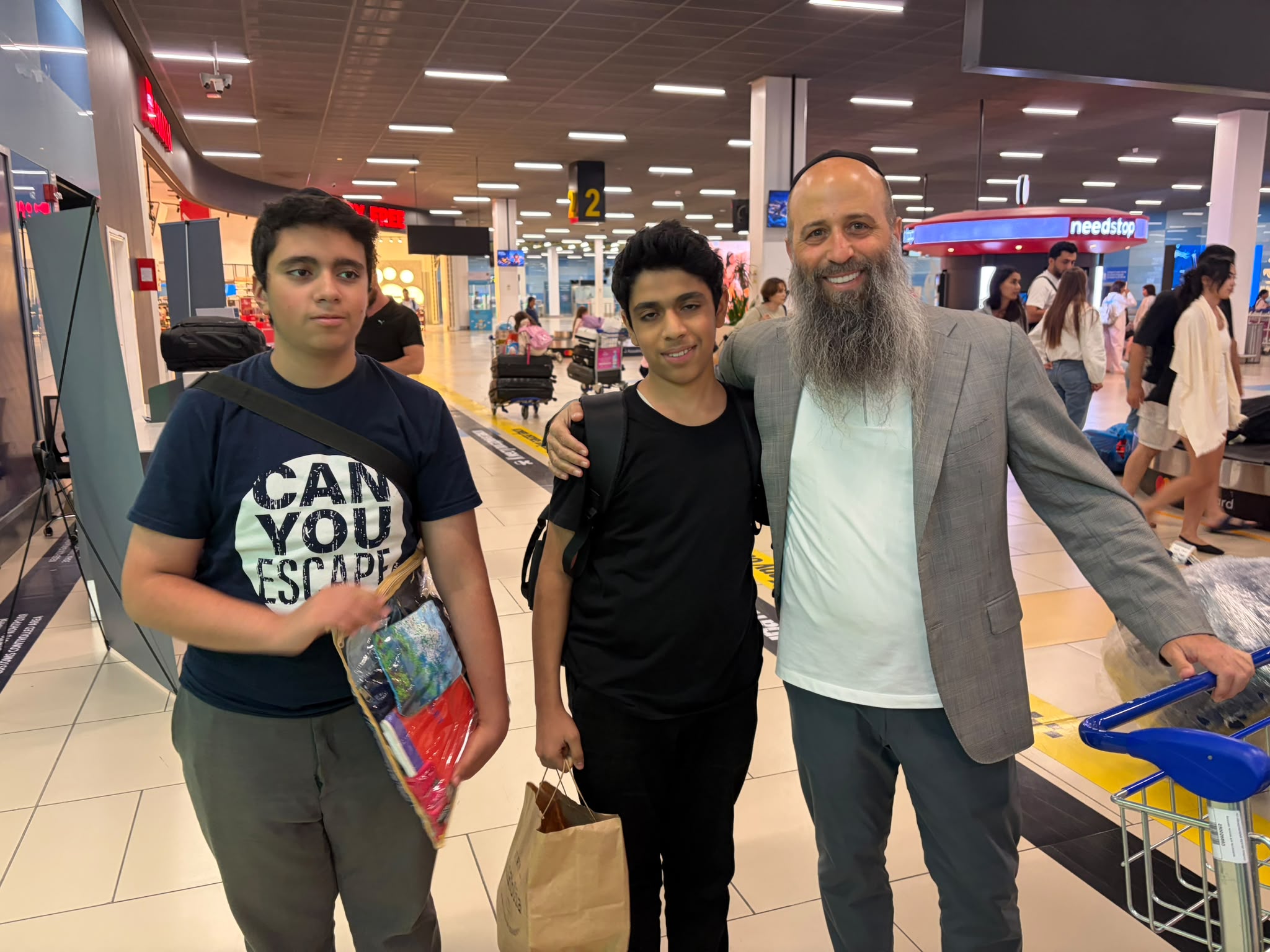 ר׳ אבי שאולזון עם שני בני הנוער מאיראן