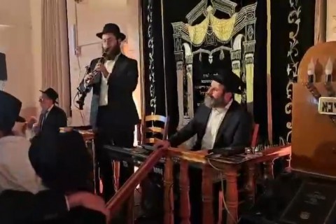 בבית כנסת חב"ד בראשון לציון נערך "סדר הניגונים" כהכנה לג' תמוז אותו הוביל הבעל-מנגן הרב מענדל עמאר, בליווי אמן הקלידים ר' אלאור ולנר ובנו אמן הקרלינט ר' מאירקה ולנר