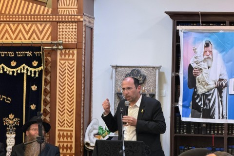 ח"כ שמחה רוטמן, יו"ר ועדת חוקה, משתתף הערב בהתוועדות בביהכנ"ס שערי גאולה ואף נשא דברים לאחר הזמנת המנחה הרב ברוך כהנא.