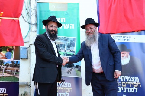 מרגש: כשהמנהל הנוכחי העניק תעודת הוקרה למנהל הקודם