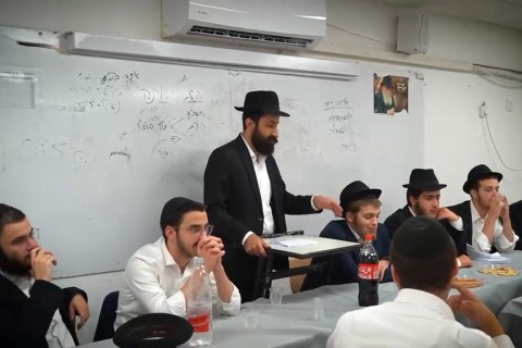 צוות 'גן ישראל &ndash; צבאות השם" בחולון התכנס השבוע לישיבת היערכות לקראת הקיץ הבעל"ט. במפגש סוכמו התוכניות החינוכיות, חולקו התפקידים ונקבעו סדרי העבודה כדי להעניק לחיילים חוויה חסידית ומהנה | צפו