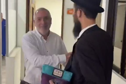 שלוחים סטורי: בביקור מעורר השראה דודי קפלר מצטרף לשליח הרב ונונו לביקור אצל יהודי מיוחד מעשירי קולומביה